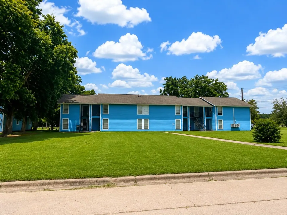 16-Unit Multifamily in Wharton, TX, photo 1