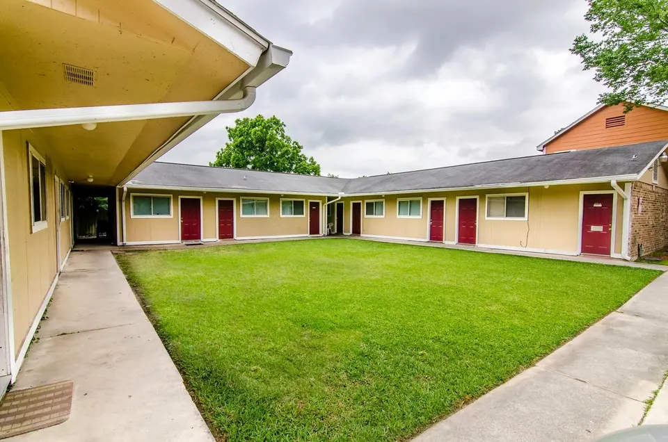 21-Unit Multifamily in Houston, TX, photo 1