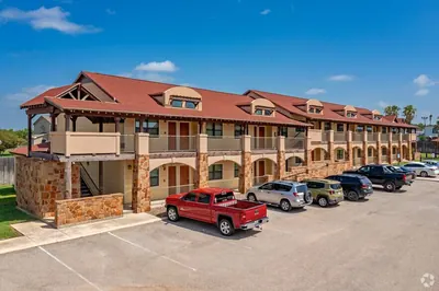 37-Unit Multifamily in Carrizo Springs, TX, photo 1