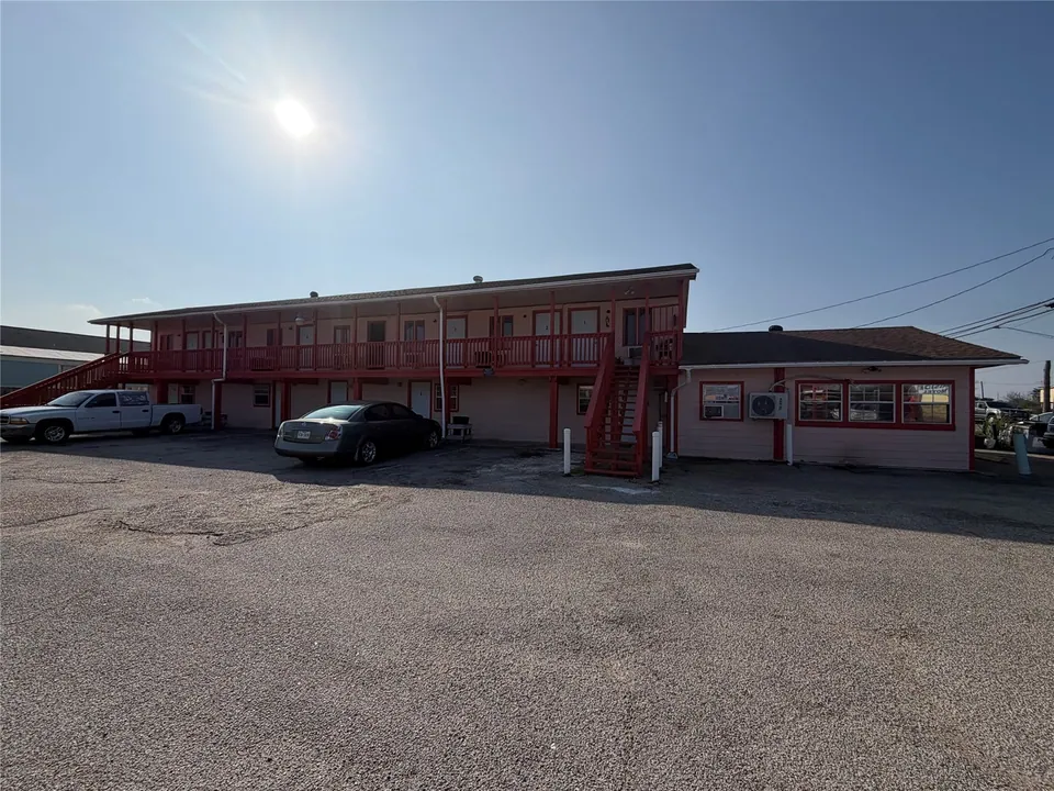 11-Unit Multifamily in San Leon, TX, photo 1