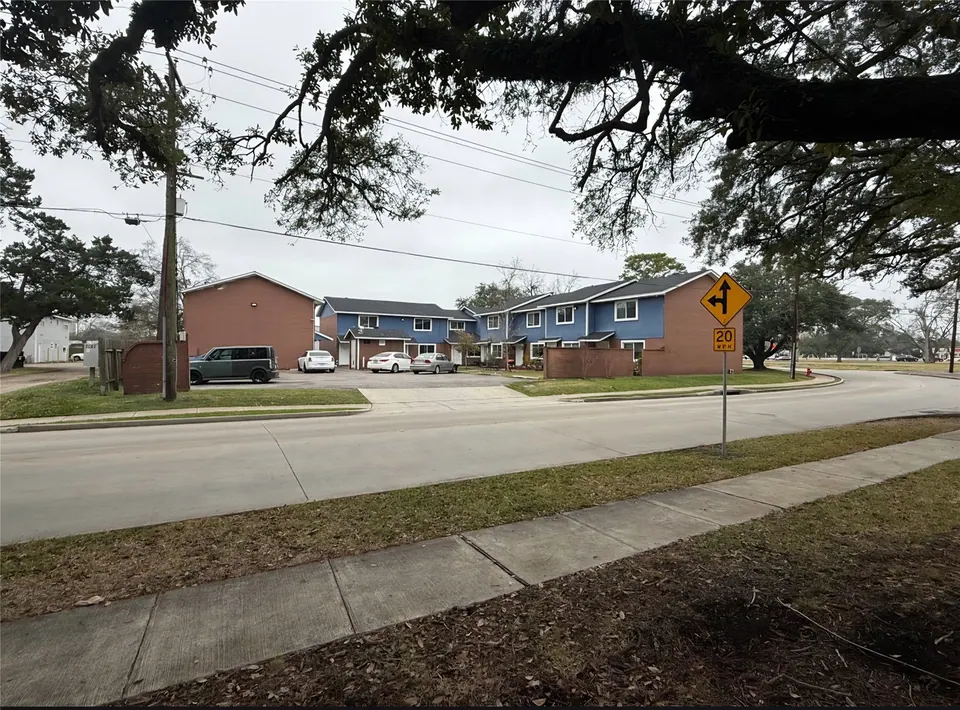 11-Unit Multifamily in Alvin, TX, photo 1