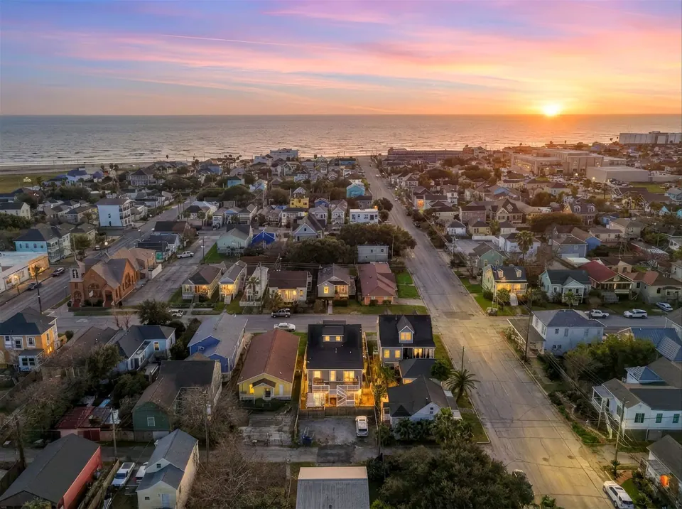 7-Unit Multifamily in Galveston, TX, photo 1