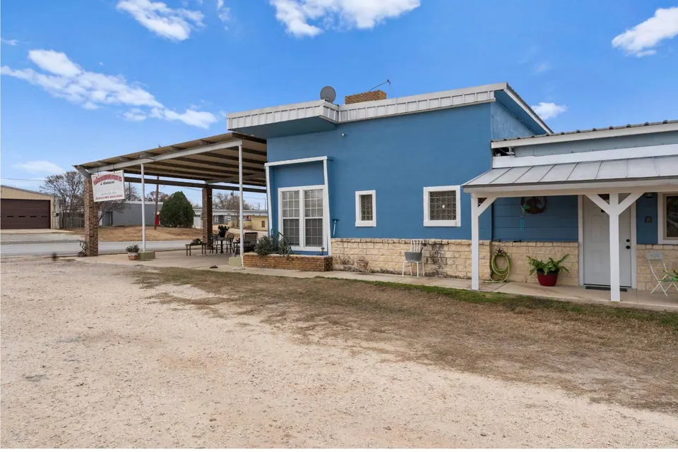 8-Unit Multifamily in Natalia, TX, photo 1