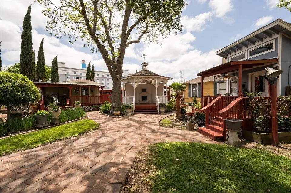 7-Unit Multifamily in Kemah, TX, photo 1